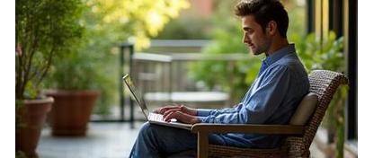 Digitale nomade werkt aan financiële planning vanaf een rustige plek.